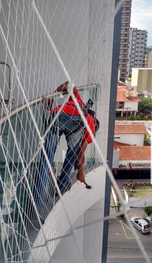 Instalação de rede de proteção em sacada de prédio em Divinópolis